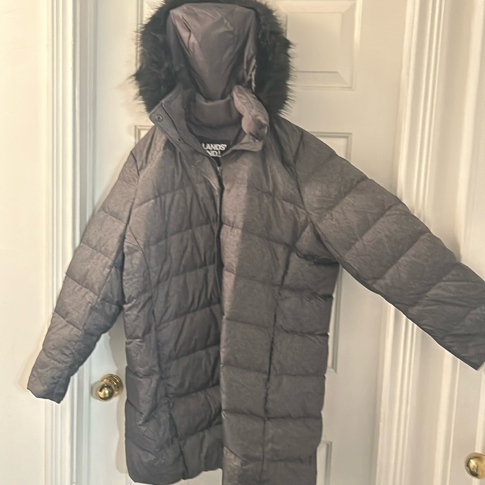 Lands’ End coat, 2 pockets, hood with fur around it and is removable.
